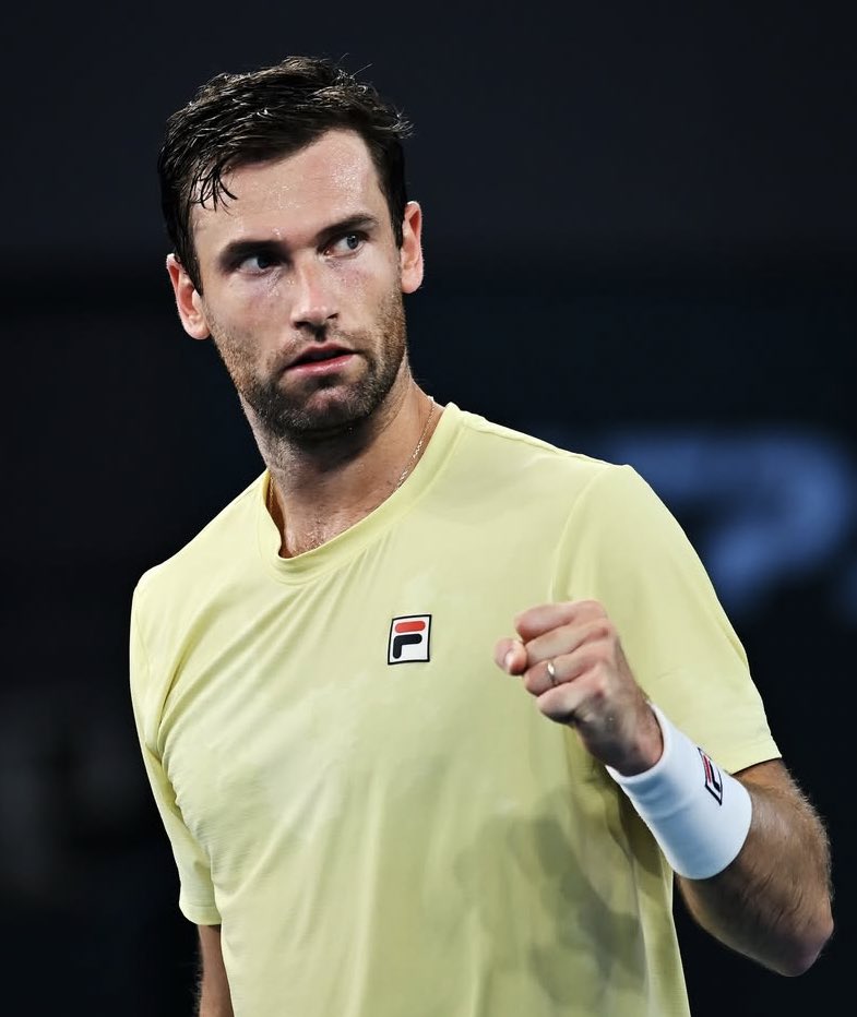 En patron ! 

Quentin Halys 🇫🇷 signe déjà sa 7 eme victoire de la saison, et roule sur Tabilo 🇨🇱

6-2 6-2 7-6(2) en 2 heures. Costaud. 

Très bon début de saison. Il s’offre un match de gala face à Medvedev 🇷🇺

La marche sera sûrement trop haute, mais persuadé que Quentin va
