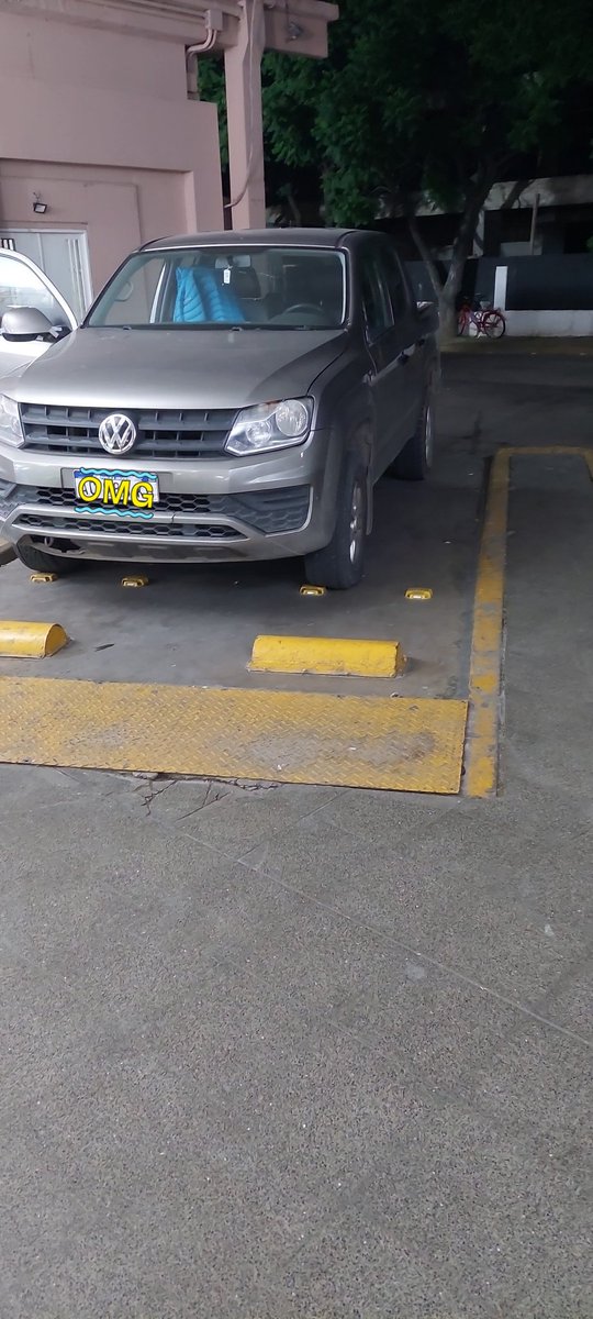 nitfeel's tweet image. Amaroki estacionando en la plataforma de los colectivos, porque sí

@BoludoscnAmarok