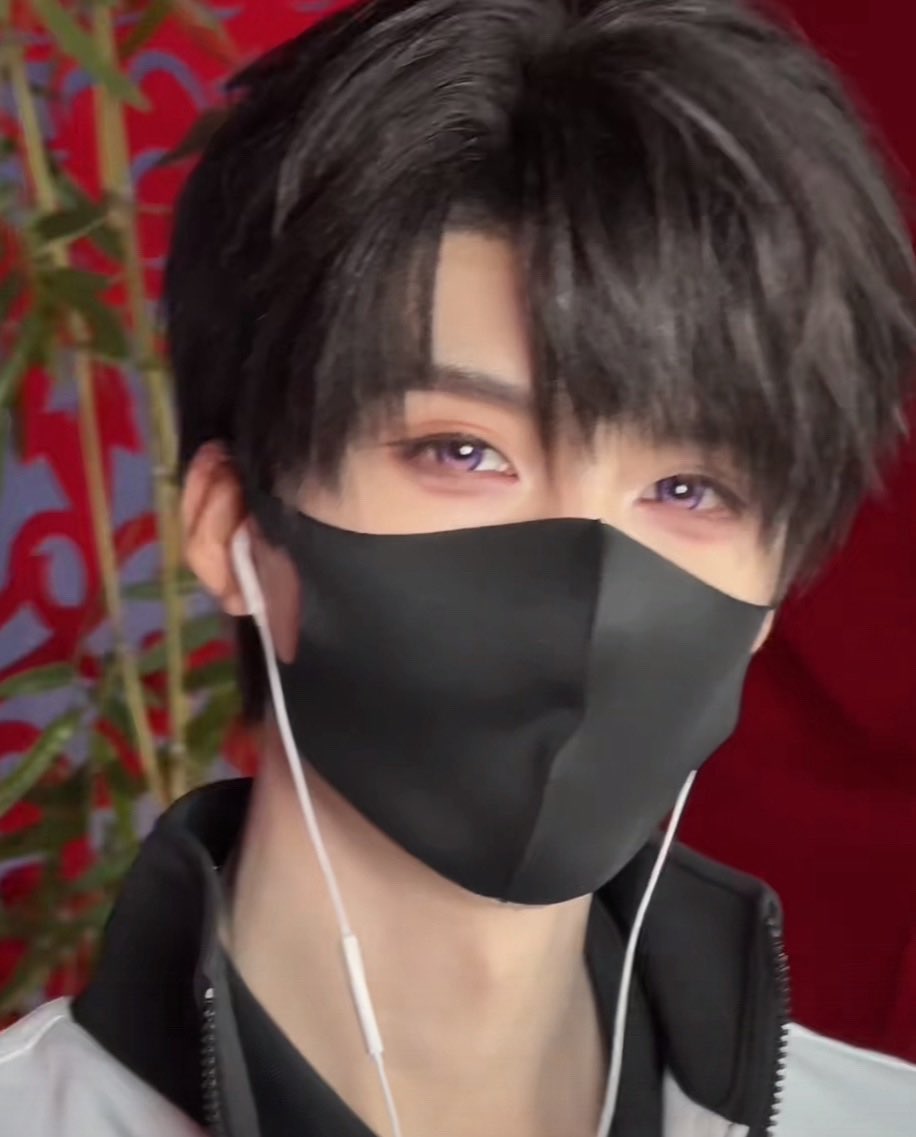 faerieiwai's tweet photo. HOW IS THIS MAN SO GORGEOUS 
LOOK AT HIS EYESSS 🥺🤏

Pics from XHS https://t.co/EEi12AnZBm https://t.co/ZeL1KdKGii
