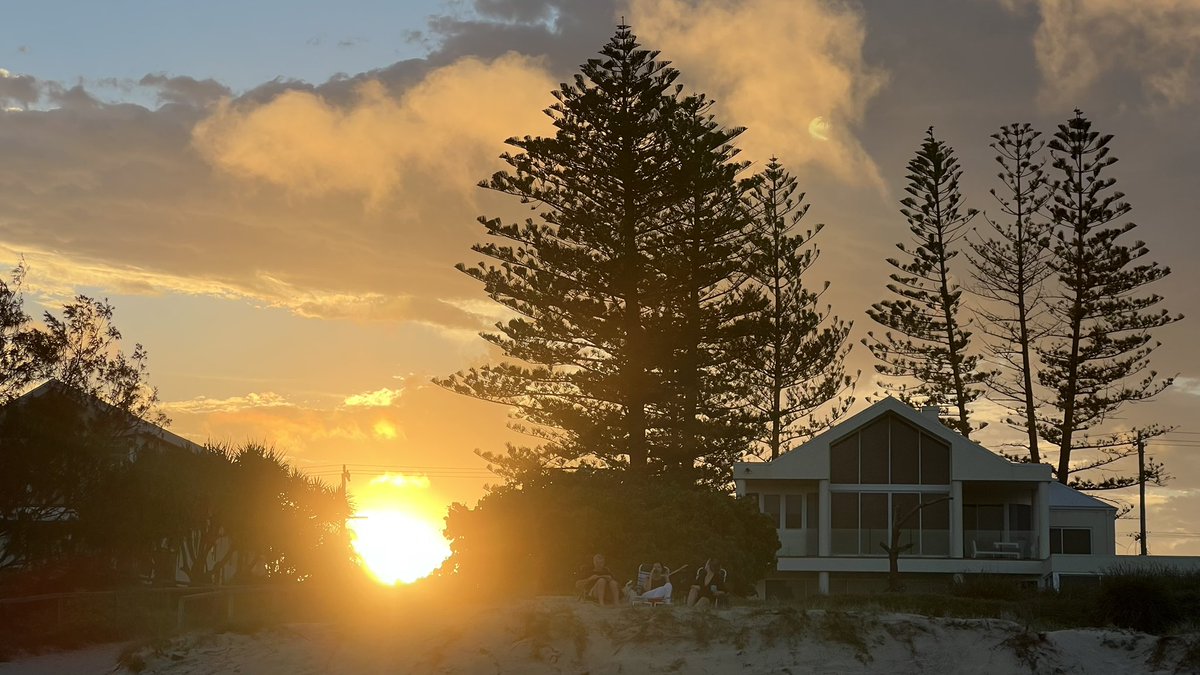 MathildeTexier's tweet image. The end of a busy week at the Magic Millions @mmsnippets 🏇🏻🩺🩻🌊🌞🏖️🌅

#Horses #Veterinary #NotAnOfficeJob #MyLife #MyWork