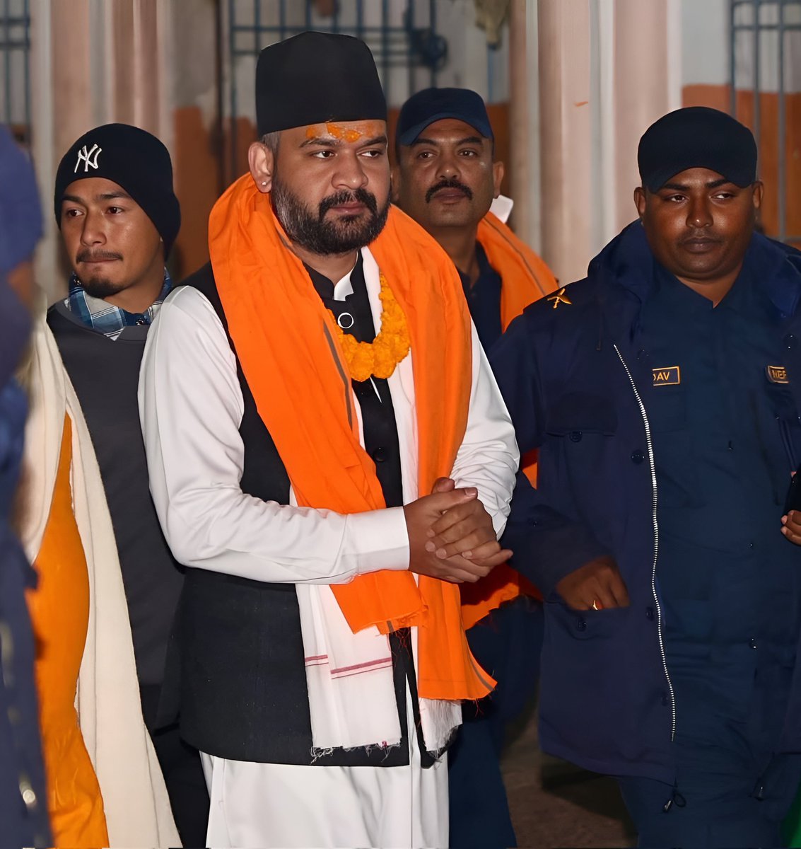 NepalHotspot's tweet photo. Breaking news: राष्ट्रिय स्वतन्त्र पार्टीका नेता बालेन्द्र शाहले जनकपुरमा जानकी मन्दिरमा दर्शन गरेका छन ।🙏❤️

Photo 📸:- NPL https://t.co/SdUA5ozcrZ