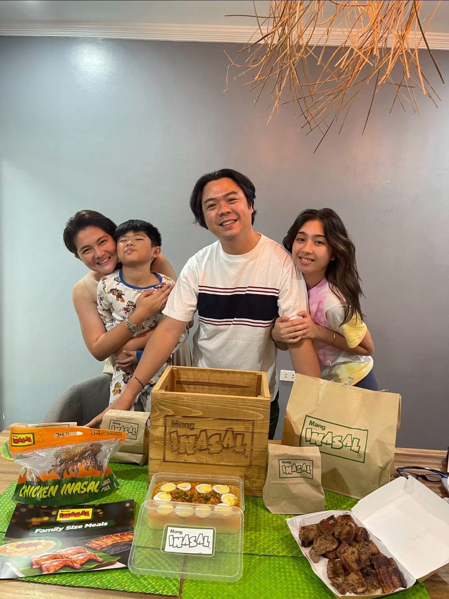 romanafied's tweet photo. Fahmeely forever ka-unli!! 

FAMILYFIESTA with DIMPLES
#NapapasarapPagkaingMangInasal https://t.co/gdGRbfc7LI