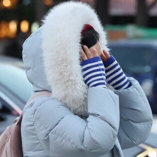 ajummabakorea's tweet image. สัปดาห์นี้กรุงโซลจะเป็นช่วงที่อากาศหนาวรุนแรงและยาวนานที่สุดของฤดูหนาวปีนี้ มวลอากาศหนาวจากไซบีเรียกำลังมาแล้ว

🥶 ใครมาเกาหลีช่วงนี้ เตรียมรับมือ 
สัปดาห์คลื่นความหนาว  อุณหภูมิติดลบ - 17 องศา !

ตามรายงานของกรมอุตุนิยมวิทยาเกาหลี บอกว่าตั้งแต่วันอังคารที่ 20 เป็นต้นไป…