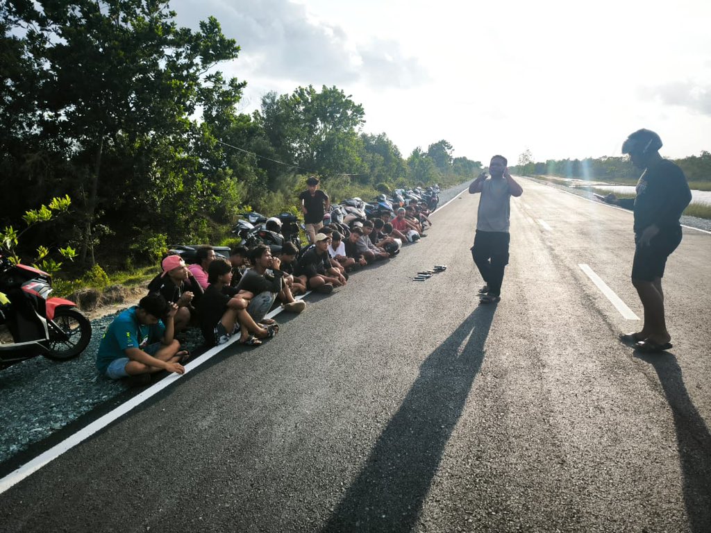 LautHumas's tweet image. Polsek Jorong, Polres Tanah Laut melaksanakan kegiatan penindakan balap liar (bali) di wilayah hukum Polsek Jorong sebagai upaya menjaga keamanan, keselamatan, ketertiban, dan kelancaran lalu lintas serta menciptakan situasi kamtibmas yang kondusif.