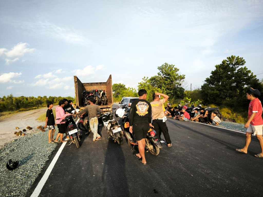 LautHumas's tweet image. Polsek Jorong, Polres Tanah Laut melaksanakan kegiatan penindakan balap liar (bali) di wilayah hukum Polsek Jorong sebagai upaya menjaga keamanan, keselamatan, ketertiban, dan kelancaran lalu lintas serta menciptakan situasi kamtibmas yang kondusif.