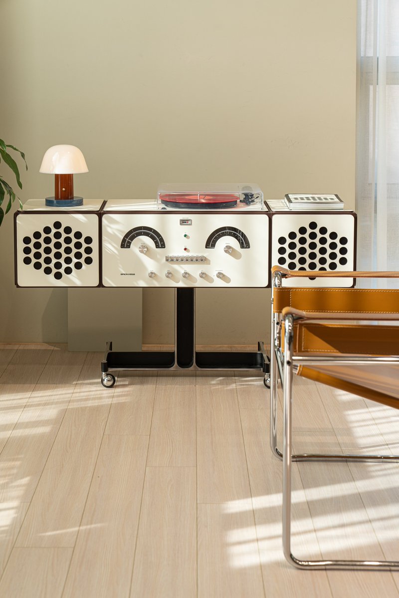 NAVYS_inc's tweet image. アキッレ・カスティリオーニとピエール・ジャコモ・カスティリオーニ兄弟による、遊び心と機能美の結晶。 BRIONVEGA「radiofonografo」は、 オーディオでありながらアートピースのような存在です。 #BRIONVEGA #interior #navys