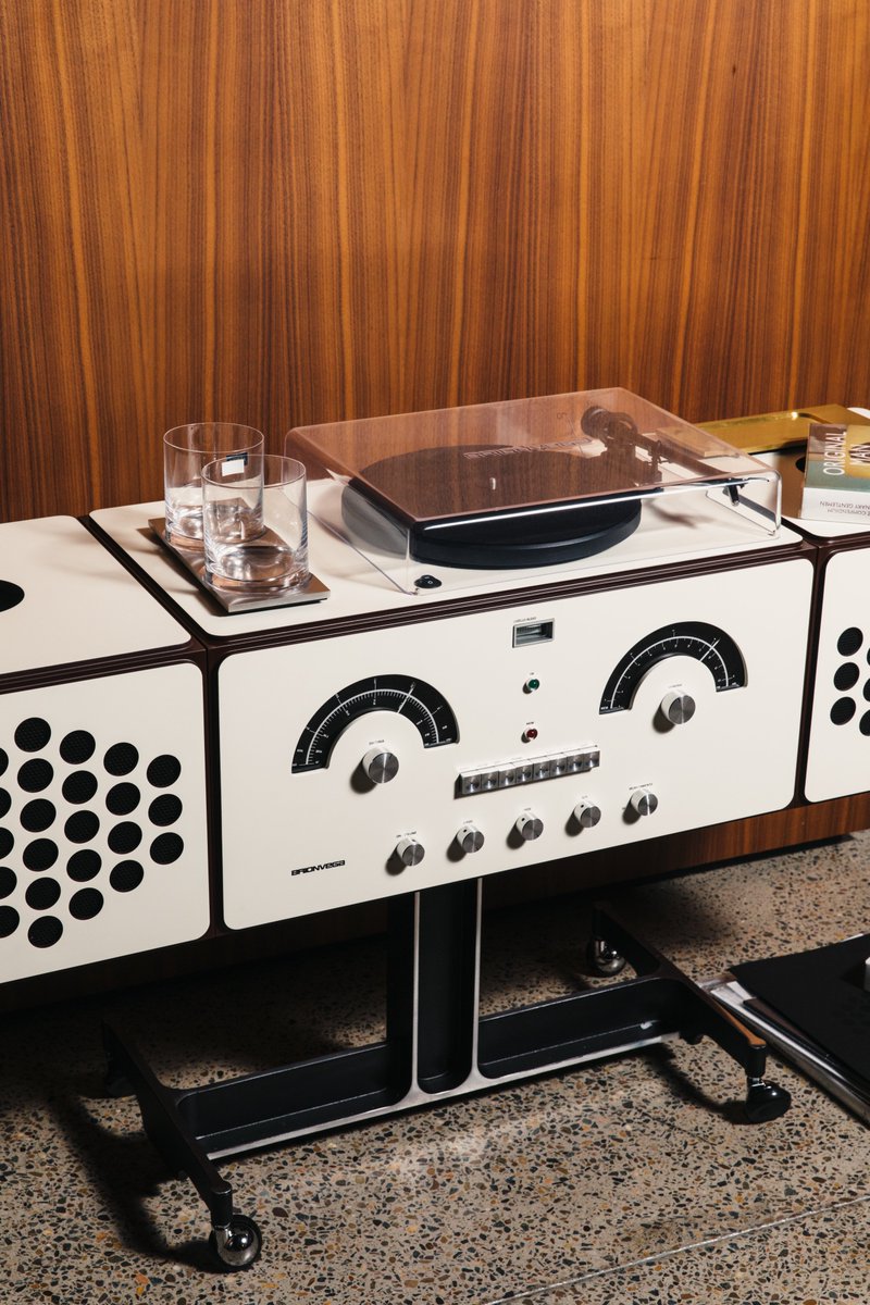 NAVYS_inc's tweet image. アキッレ・カスティリオーニとピエール・ジャコモ・カスティリオーニ兄弟による、遊び心と機能美の結晶。 BRIONVEGA「radiofonografo」は、 オーディオでありながらアートピースのような存在です。 #BRIONVEGA #interior #navys