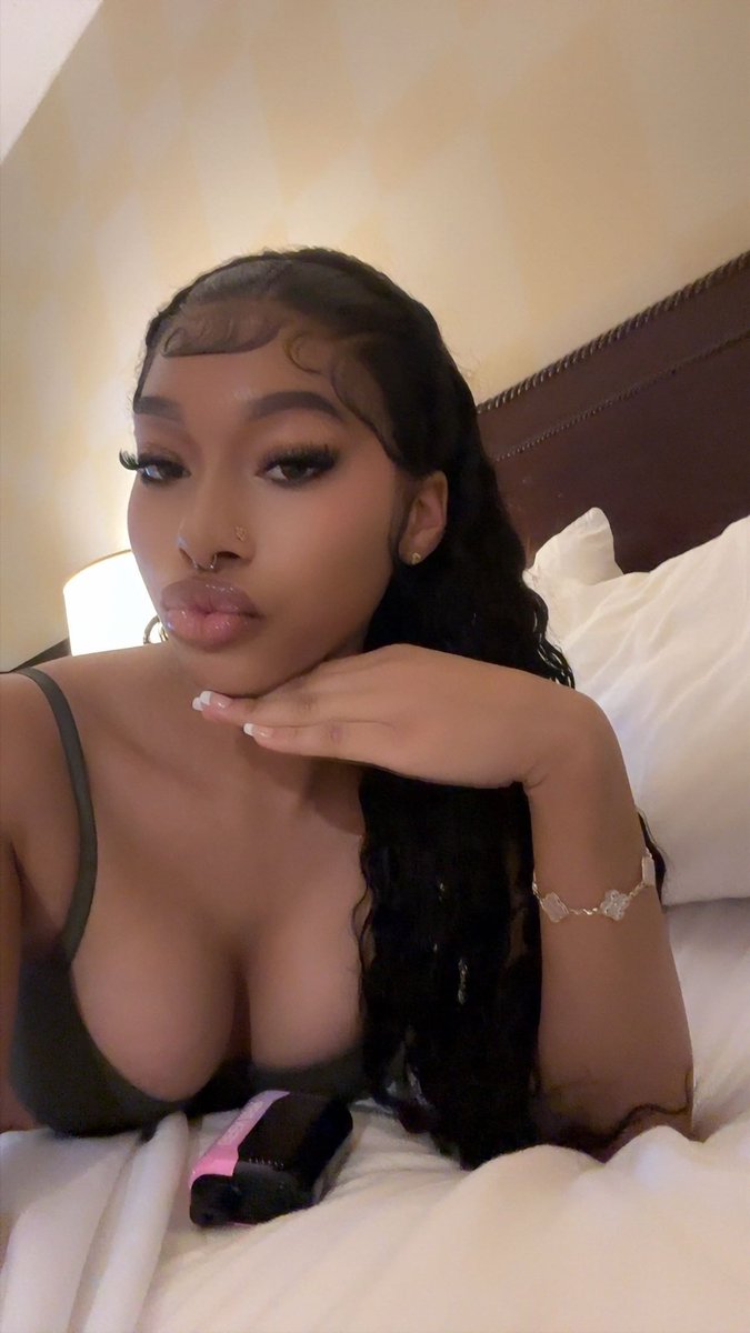 ari janea tweet media
