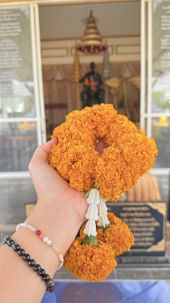 ซ้ายคือพวงมาลัยที่ในแก๊งสั่งทำไหว้เจ้าพี่ ส่วนขวาคือพวงมาลัยที่เอาไปไหว้อำดง คือมาตรฐานอยู่ตรงไหน 🤣