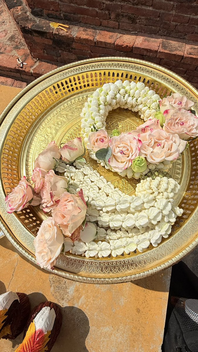 meltyharibo's tweet image. ซ้ายคือพวงมาลัยที่ในแก๊งสั่งทำไหว้เจ้าพี่ ส่วนขวาคือพวงมาลัยที่เอาไปไหว้อำดง คือมาตรฐานอยู่ตรงไหน 🤣