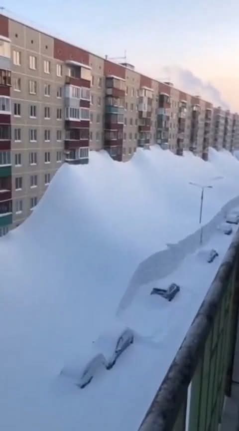 joe_black317's tweet image. รัสเซียเจอสภาพหิมะตกหนัก!! หิมะกองสูงเกือบถึงชั้น 4 ของอาคาร ชาวบ้านต้องขุดหหาทางออกจากบ้าน!! 

 เกิดเหตุการณ์หิมะตกหนักผิดปกติ หรือที่เรียกว่า snow apocalypse ที่คัมชัตกา ทางตะวันออกไกลของรัสเซีย ช่วงวันที่ 12-16 ม.ค. 2026

▪️เป็นหนึ่งในฤดูหนาวที่หนักที่สุดในรอบกว่า 30 ปี…