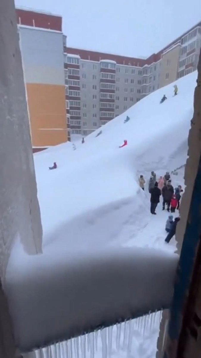 joe_black317's tweet image. รัสเซียเจอสภาพหิมะตกหนัก!! หิมะกองสูงเกือบถึงชั้น 4 ของอาคาร ชาวบ้านต้องขุดหหาทางออกจากบ้าน!! 

 เกิดเหตุการณ์หิมะตกหนักผิดปกติ หรือที่เรียกว่า snow apocalypse ที่คัมชัตกา ทางตะวันออกไกลของรัสเซีย ช่วงวันที่ 12-16 ม.ค. 2026

▪️เป็นหนึ่งในฤดูหนาวที่หนักที่สุดในรอบกว่า 30 ปี…