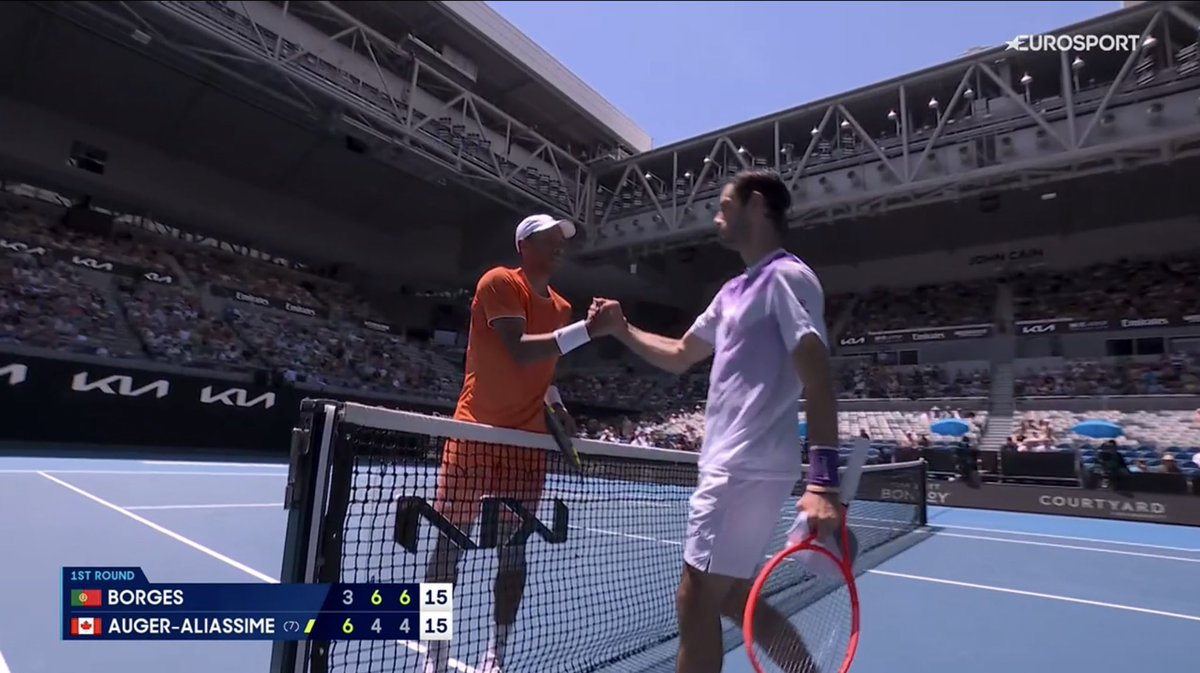 AUGER-ALIASSIME ABANDONNE 🚨❌

Diminué à la jambe gauche, Felix Auger-Aliassime (n°8) jette l’éponge face à Nuno Borges (n°46) et laisse le Portugais filer au second tour de l’#AusOpen… 🤕👋