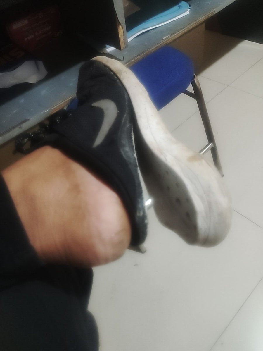 AgusE2003's tweet photo. Sepatu sudah minta dibuang #sabar https://t.co/2AajJPjScl