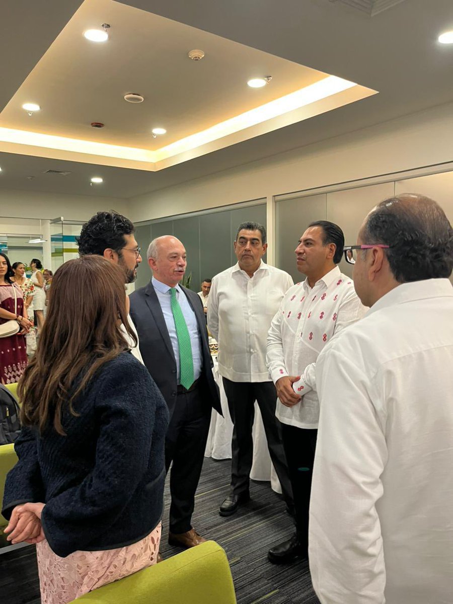 Un gusto coincidir con amigas y amigos Gobernadores y compañeros en el informe del Gobernador de #Yucatán <a href="/huachodiazmena/">Joaquín Díaz Mena</a> .

El diálogo y el intercambio de puntos de vista entre quienes formamos parte del servicio público es fundamental para construir soluciones compartidas.