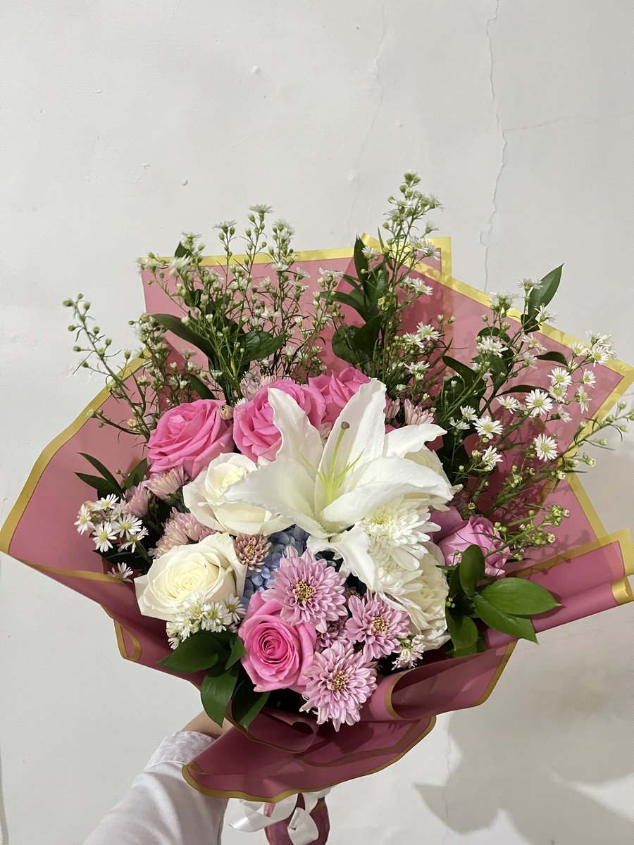 dia memang akan layu, tapi perasaan bahagia waktu nerima nya abadi:(