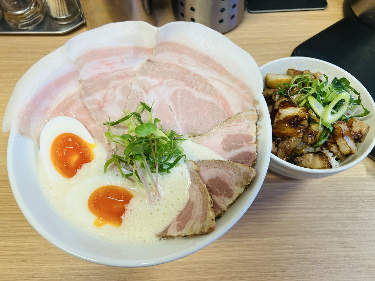 KoF1disk's tweet image. 鶏か、鳥以外か。
鶏白湯塩ラーメン、豚バラチャーシュー丼開始する