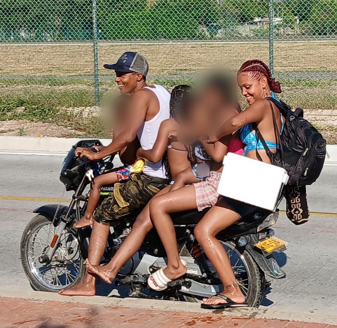 Hasta 6 personas  en una moto llega el turismo a las playas del aeropuerto Simon Bolívar de la ciudad de Santa Marta.
Hacemos un llamado a <a href="/MovilidadSMR/">Secretaría de Movilidad de Santa Marta</a> para evitar una tragedia, se nota que hay padres de familia que no “ven” el peligro al que exponen a los niños.