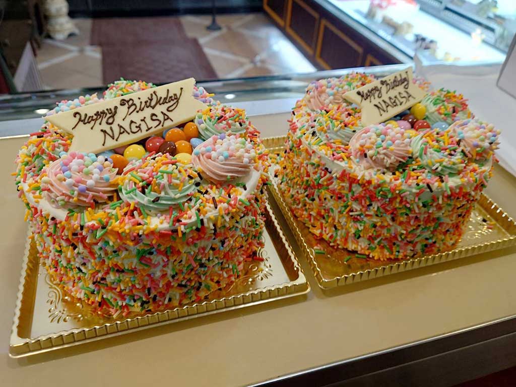 【映画「ラストマン -FIRST LOVE-」に美術協力させて頂きました】
劇中では、濱田龍臣さん演じる学生時代の皆実広見が、當真あみさん演じる学生時代のナギサ・イワノワの誕生日を祝うシーンにて、ナカタヤが制作した特注ケーキをご使用頂いております。

👇詳しい内容を見る
nakataya-online.jp/app/Blogarticl…