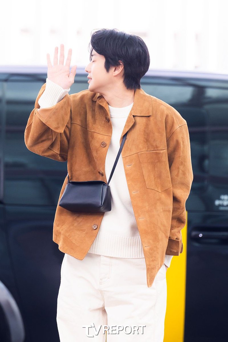 ilovewoouu's tweet photo. 파리 패션위크 출국 절망편.. #최우식 https://t.co/G2hwDr26JV