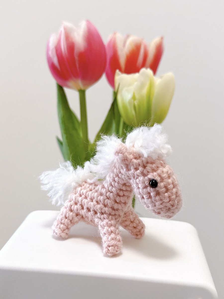 娘にピンクのお馬さん作ってとせがまれて(なんでもピンクがいいお年頃)、10分おきにできた？と鬼納期で迫られながら編んだミニホース🐎
meetang &amp; co.さんのYouTubeを参照させていただきました🙇‍♀️
#干支ぐるみ