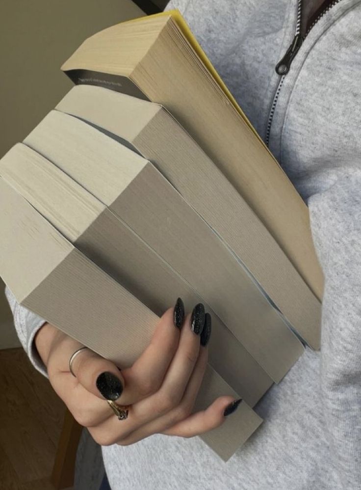 maristood's tweet image. - #studytwt | #studytwtbr
ㅤ·  maria - 15 anos, 2010
ㅤ·  2° ano e.m. (treineira)
ㅤ·  objetivos: focar nos estudos (escola, enem e outros vest)
ㅤ·  biomed, mas ainda em dúvida 
ㅤ·  curto ler, assistir filmes e me exercitar 

sou nova aqui!  ♡/↺