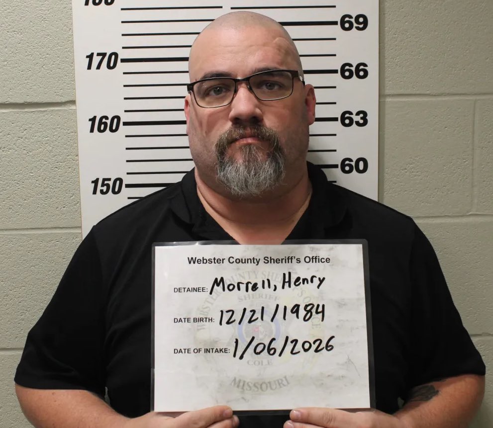 SeeRacists's tweet image. #BREAKING: Pedophile Henry Lee Morrell III, 41, Charged With CHILD TRAFFICKING &amp;amp; INCEST — Groomed Girl From AGE 13 With Vapes &amp;amp; Favors For S*x Over Years!

📍#Rogersville | #Missouri  

Sick predator used guilt trips like “I do so much for you” to force acts. Latest: Bought vapes…