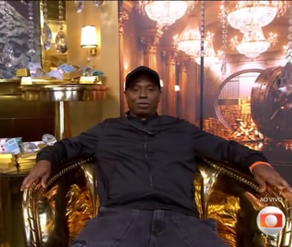 CentralDoBrega's tweet image. o Edilson Capetinha sentado no sofá do confessionário pra votar como se tivesse sentado no sofá dos Donos da Bola