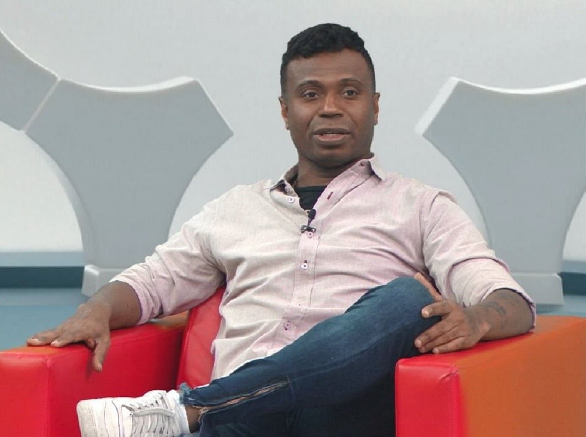 o Edilson Capetinha sentado no sofá do confessionário pra votar como se tivesse sentado no sofá dos Donos da Bola