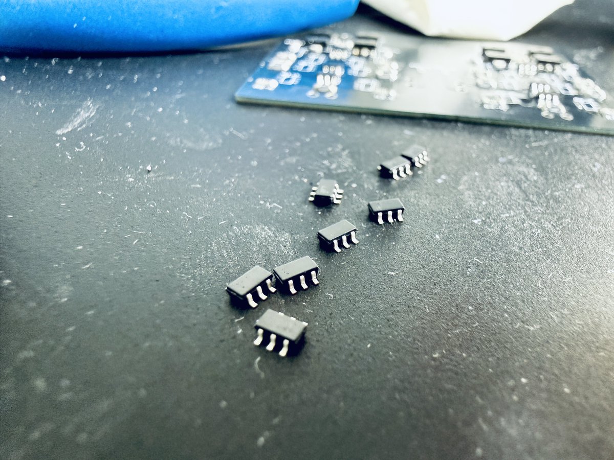 eear_gacky's tweet image. e☆イヤホン・ラボ 「Riccia(リシア)アンプ製造中( ´ ▽ ` )ﾉ&amp;lt;おはようございます☀)
Aモジュールに向かうトランジスタ達。

かわいい。

e-earphone.blog/?p=1512897