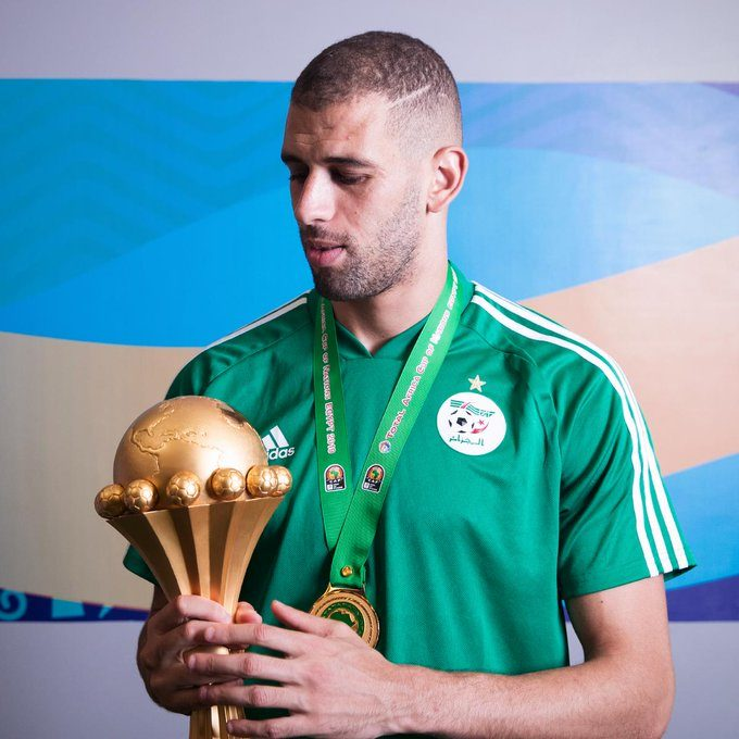 💬 Islam Slimani :

« 𝗝𝗘 𝗡'𝗔𝗜𝗠𝗘 𝗣𝗔𝗦 la mentalité de certains lors de la CAN. Les gens préfèrent voir les autres pays perdre plutôt que de voir leur propre équipe gagner.

Cette mentalité moi je ne l'aime pas, 𝗖𝗔 𝗖𝗥𝗘𝗘 𝗗𝗘 𝗟𝗔 𝗙𝗜𝗧𝗡𝗔 𝗘𝗡𝗧𝗥𝗘 𝗙𝗥𝗘𝗥𝗘𝗦,