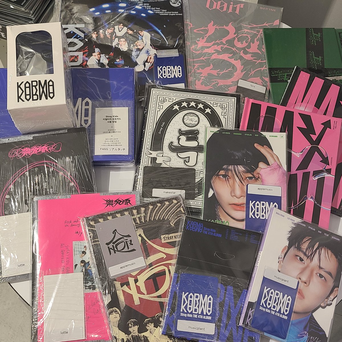 busandepart_jp's tweet photo. 商品情報🧭

STAYの皆様
今週末はHollow、KARMAのオフラインイベントが大阪と京都で開催されますね✨
当店ではスキズの新旧譜、MANIACやペンミグッズ多数取り扱っております❗

オフイベの前後に是非お立ち寄り下さい🎀

#StrayKids #スキズ #なんばマルイ #BUSANDEPART #STAYさんと繋がりたい https://t.co/jbcU2Szhq5
