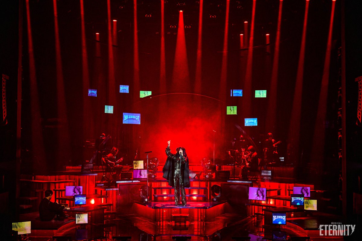 rndworks's tweet image. [#이터니티]

📸 STAGE SHOT 공개

“전세계적인 슈퍼스타, 
글램로커 블루닷!”

-
𝗠𝗨𝗦𝗜𝗖𝗔𝗟 : 𝗘𝗧𝗘𝗥𝗡𝗜𝗧𝗬 🪐

2025.12.27 - 2026.03.15
NOL 유니플렉스 1관