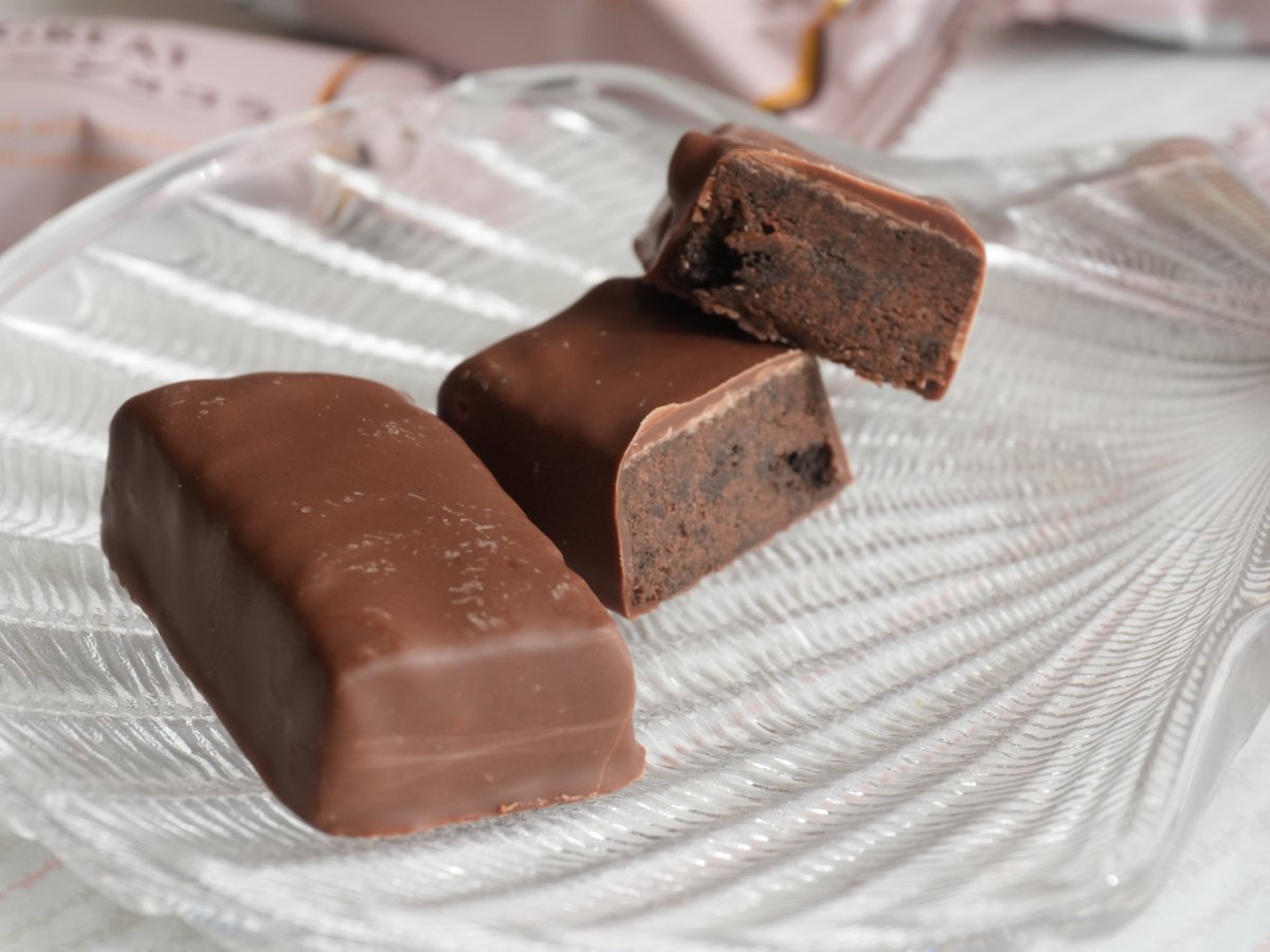 chocokuncom's tweet photo. 「ブラックサンダーGREATガトーショコラ」が有楽製菓公式オンラインショップ、直営店で発売中。

ブラックサンダーは、過去にガトーショコラタイプを何度も販売してきましたが、今回の新作は特に素晴らしい。まろやかで後残りも心地よく洗練されています。

まさにGREATなおいしさ！！ https://t.co/GGwdQuWdQH