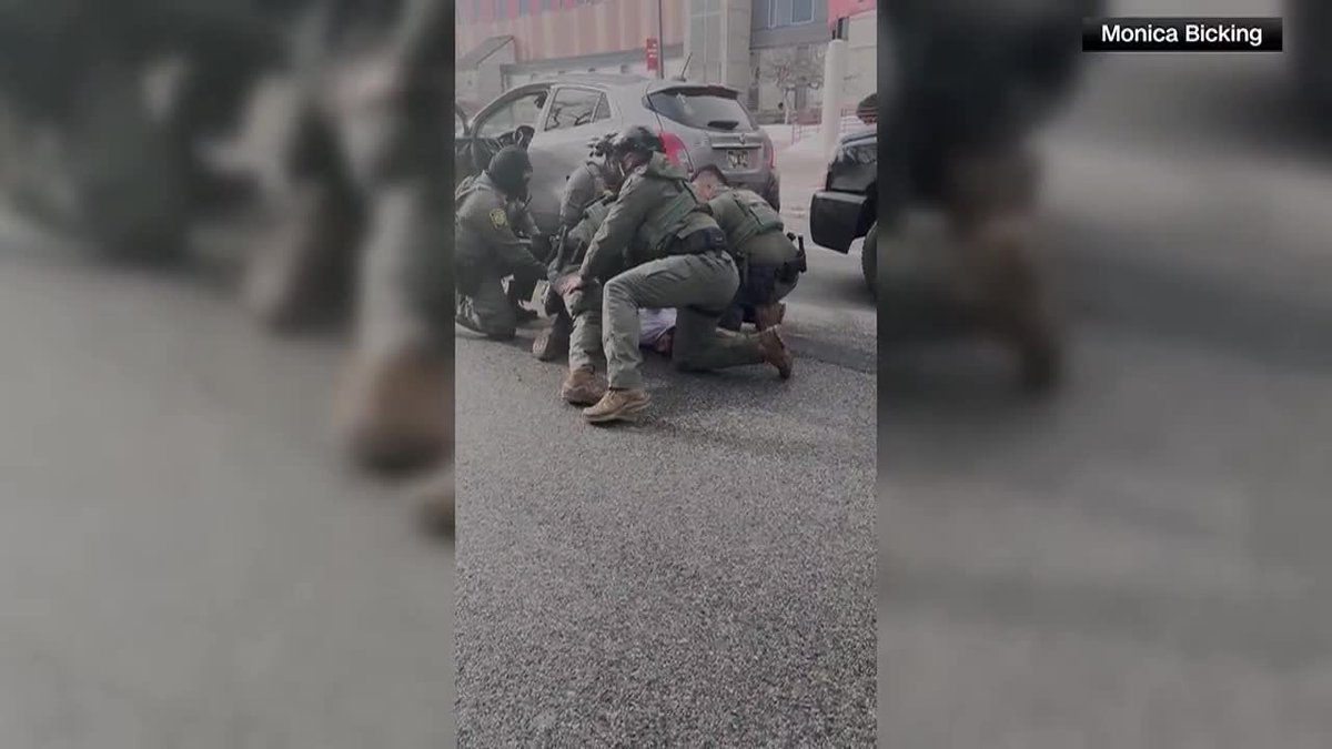 wibw's tweet image. An ICE officer in Minneapolis was seen kneeing a detained man in the head.
DETAILS&amp;gt;&amp;gt;&amp;gt; wibw.com/2026/01/18/ice…