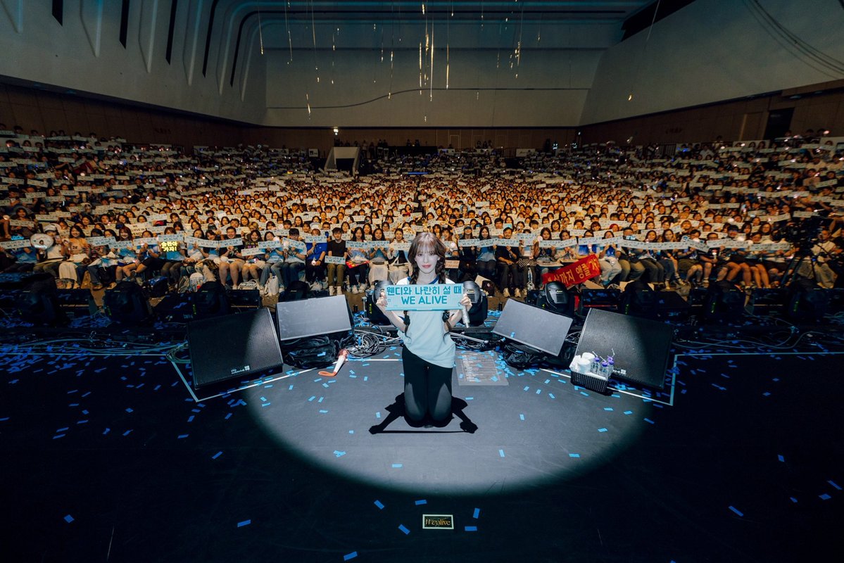 TSN_PHOTO's tweet image. [“모든 순간이 꿈 같았다” 웬디, 첫 월드 투어 성공적 피날레]

레드벨벳 웬디가 데뷔 이후 첫 월드 투어를 성공적으로 완주하며 ‘아이돌 보컬 퀸’이라는 수식어를 스스로 증명했다. 탄탄한 실력과 독보적인 음색, 그리고 무대를 장악하는 존재감으로 전 세계를 매료시킨 웬디는, 이번 투어를 통해…