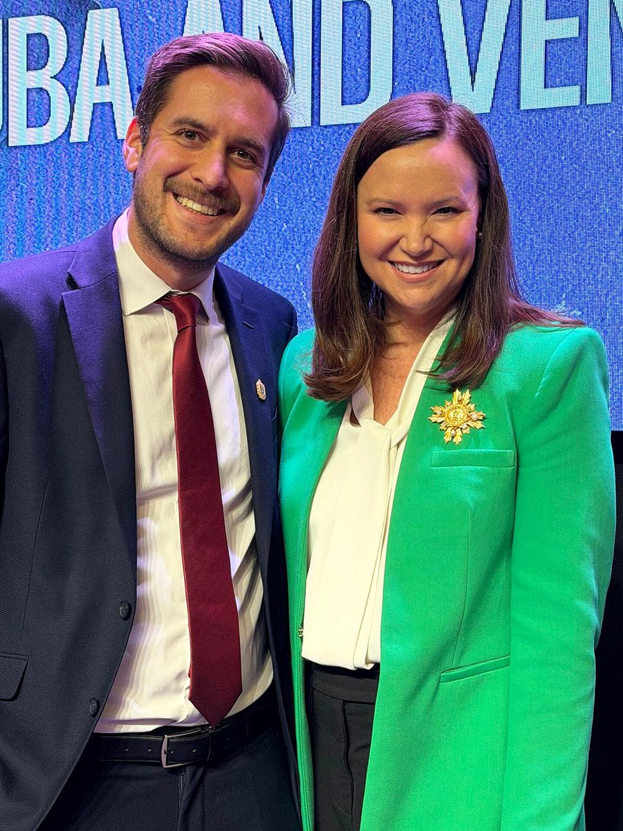 EmmaRincon's tweet image. Hoy compartimos con la oficina de fe de la Casa Blanca del presidente Trump, con la @SenAshleyMoody, con la alcaldesa del Doral @ChristiFraga, el jefe de la Policía de Miami @MoralesMiamiPD, y mi gran amigo @OGutierrezCuba, en oración por la libertad de Cuba y Venezuela.…