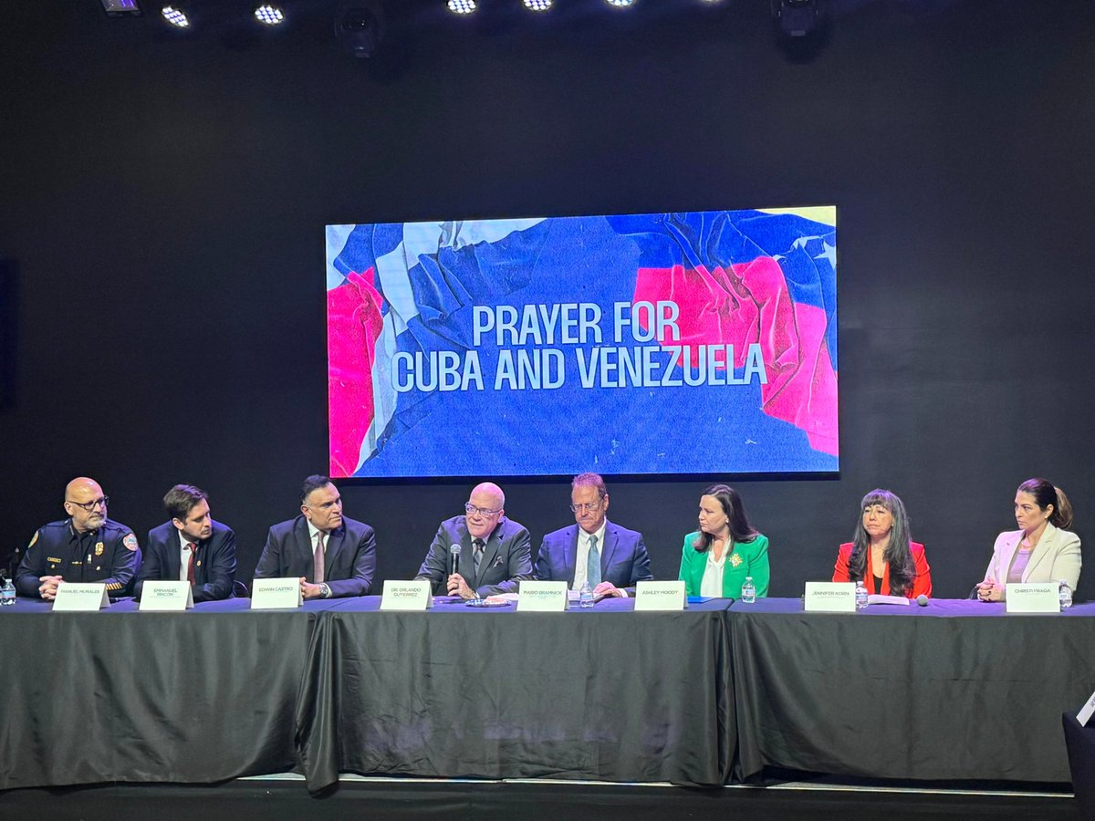 EmmaRincon's tweet image. Hoy compartimos con la oficina de fe de la Casa Blanca del presidente Trump, con la @SenAshleyMoody, con la alcaldesa del Doral @ChristiFraga, el jefe de la Policía de Miami @MoralesMiamiPD, y mi gran amigo @OGutierrezCuba, en oración por la libertad de Cuba y Venezuela.…