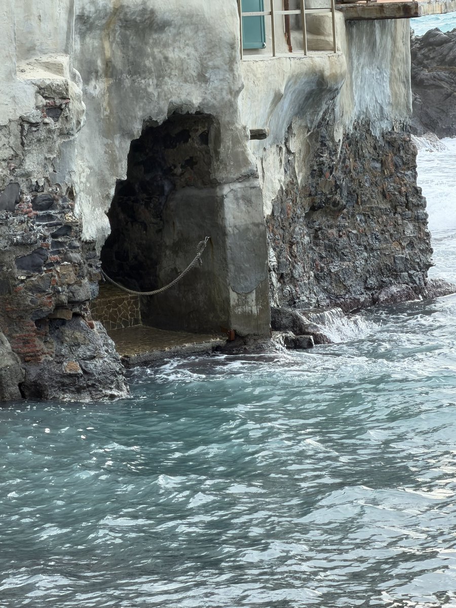 Alonein43672278's tweet image. #photography #sea #cave #walls