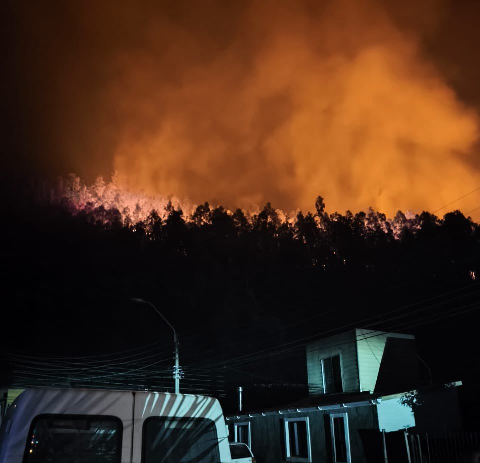 ALERTADETEMBLOR's tweet photo. 🔥EVACUAR / Sector San Luis comuna de Tomé. 

Nos envían estas imágenes hace pocos minutos atrás. 

Revisa el incendio en vivo aquí https://t.co/IBvmZ00lHg https://t.co/MHuPh1R2Dm