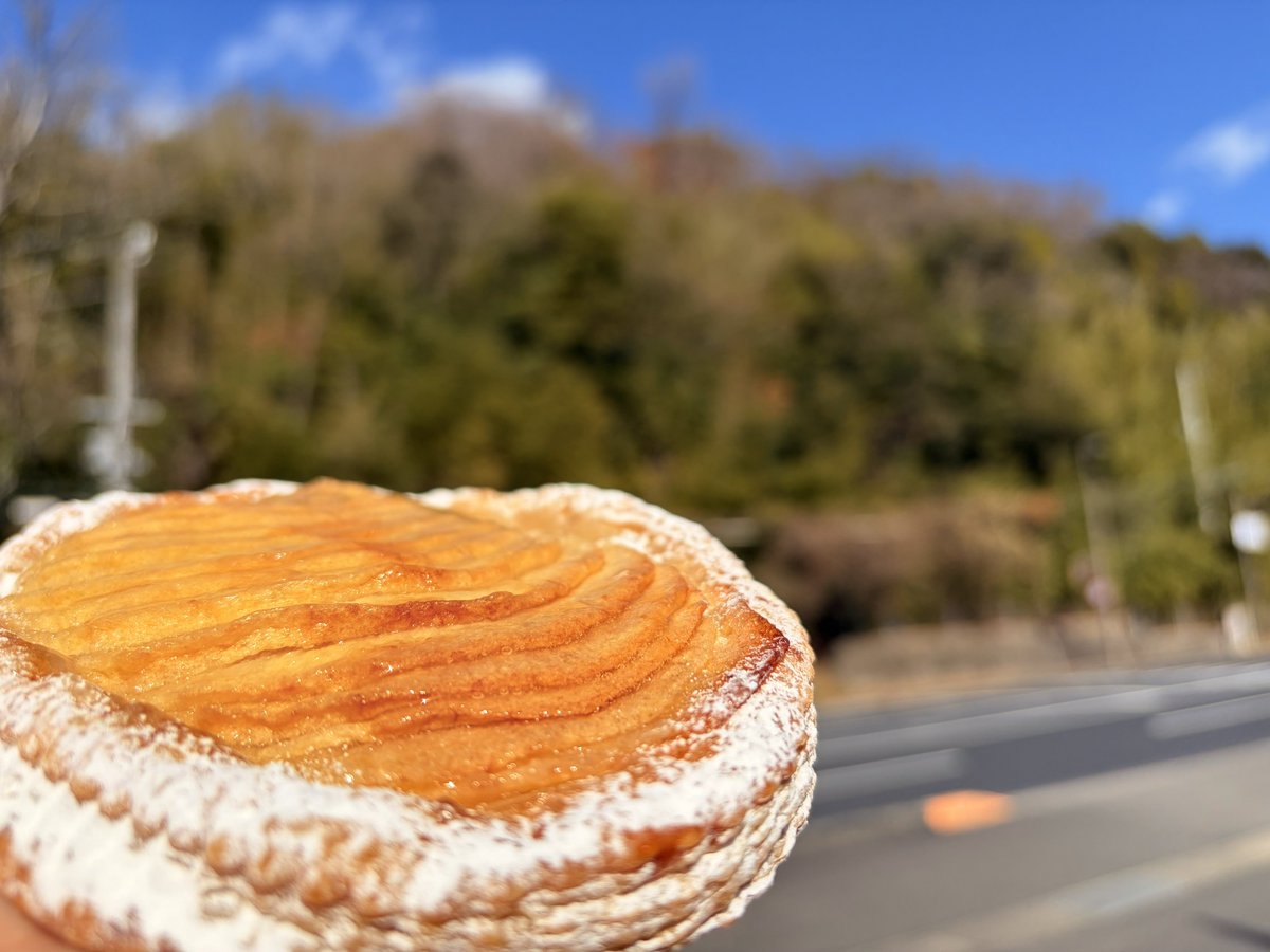 ◼︎タルフィーヌポム/パティスリーKuma

バターのうまみ・塩味のあるパイ生地に
りんごの酸味がさっぱりしてうっまい！

生地はサクハラっとして噛むとバターが
じゅんわり
りんご果汁のナパージュが程よくしみて
中はしっとり

これやばいKuma定番メニューだけど
さらにうまくなってて止まんない…!