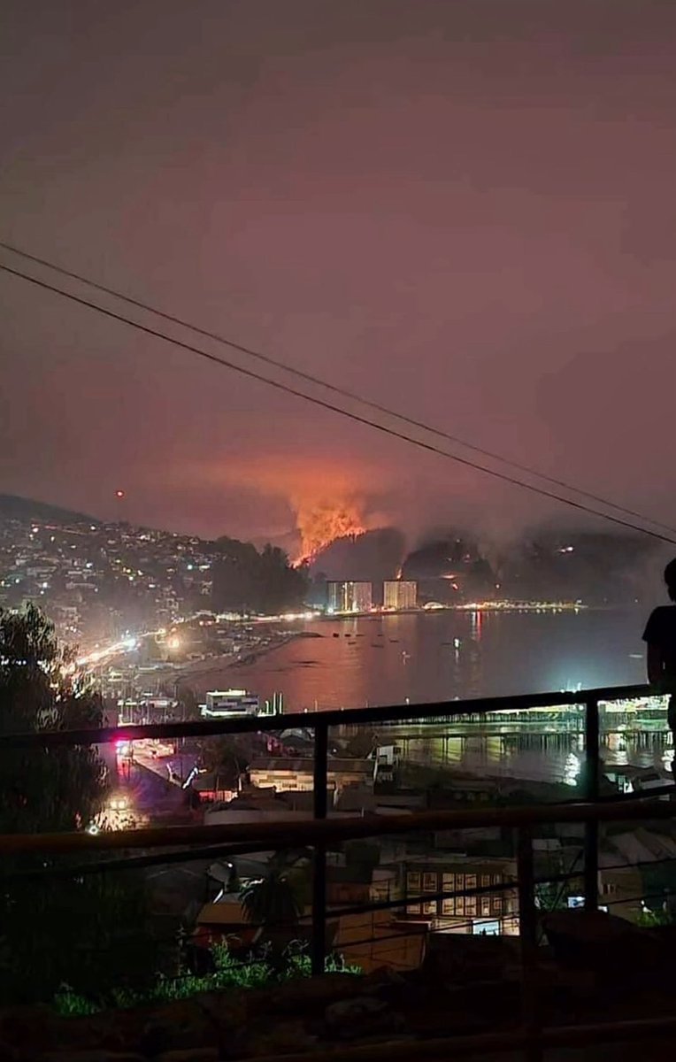 La histórica fábrica de paños Bellavista Oveja Tomé y, al fondo, el fuego avanzando imparable.