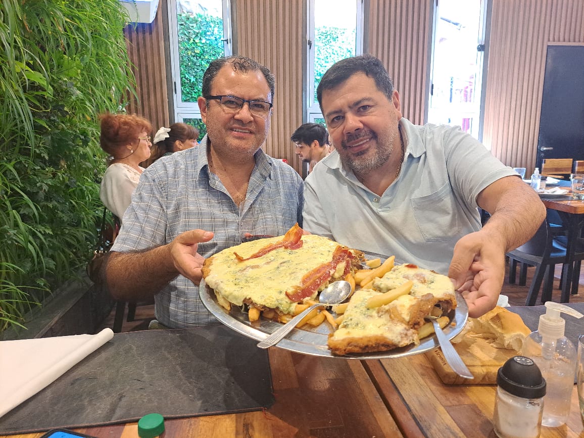Grande Cristhian Franco!!!. Un paraguayo exitoso en la Argentina. El Bodegón El Antojo es el palacio de la mejor milanesa argentina. Éxitos