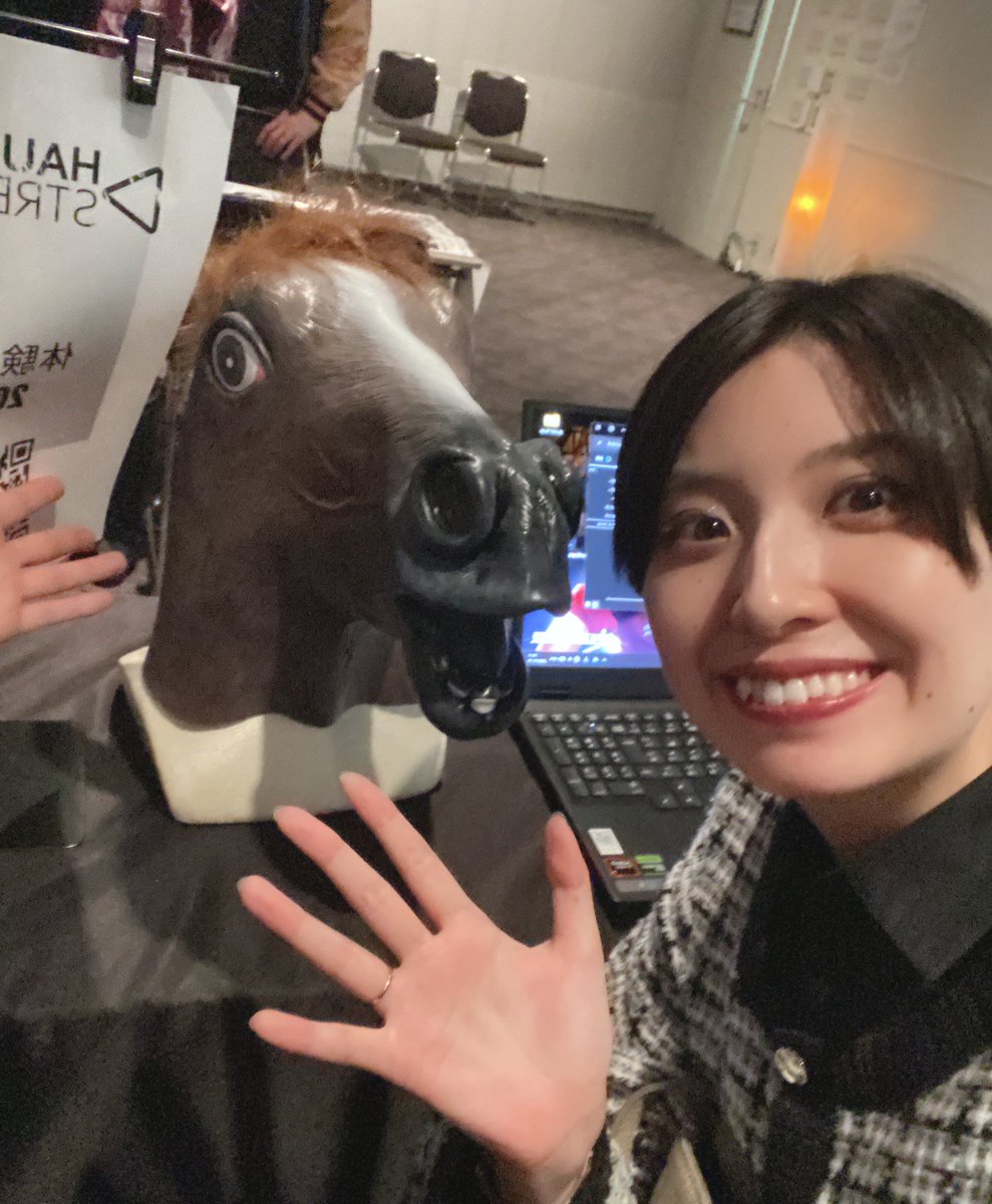 umaata1's tweet photo. みてみて〜‼️ #DREAMSCAPE4 の会場に"うまちゃん"いた〜‼️🤣

ノリでプレイしたらグラフィックめちゃリアルでがっっつりホラーだったよ🤪
この主人公も"ウマちゃん"🐴

リアクションばかでかすぎてうるさすぎてすみません😂

これいつか配信でやりたいな〜🐎
#hauntedstreamer https://t.co/642ujesPt7