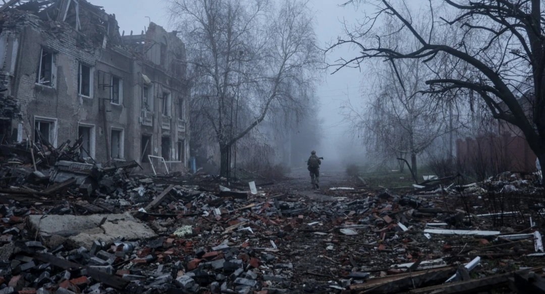 Кадр из разрушенной и уничтоженной орками Константиновки, Донецкая область. Напоминает фильм-апокалипсис или кадр из фильма про Вторую мировую. Это кошмар конечно, какой-то бесконечный ад, который происходит сейчас 😡