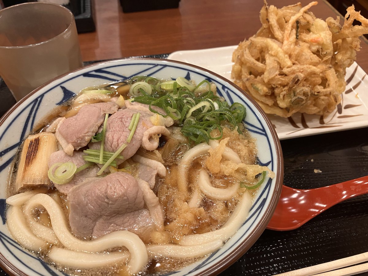久々に丸亀製麺に来たけど、これで1,120円…こんなに高かったっけ😳💦もうかけうどん300円では食べれないのね😓
#丸亀製麺
#鴨が柔らかいから許す
#ネギも香ばしいから許す