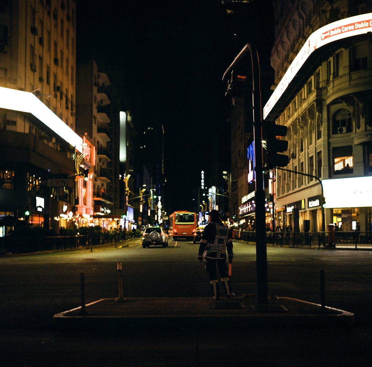 av corrientes en formato medio // kodak gold 200 (forzado a 800)