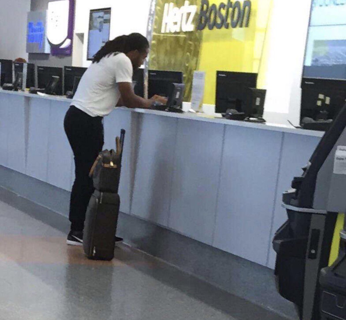 hilucyleduck's tweet image. Jordan Seaton spotted in the airport on his way to Eugene, Oregon 👀
