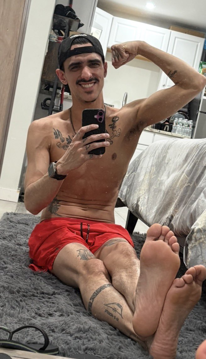 allaboutlaz's tweet photo. it’s been a while since I posted, so here’s some feet pics 🫶🏼🤤 #guyfeet https://t.co/56zvibPAAl