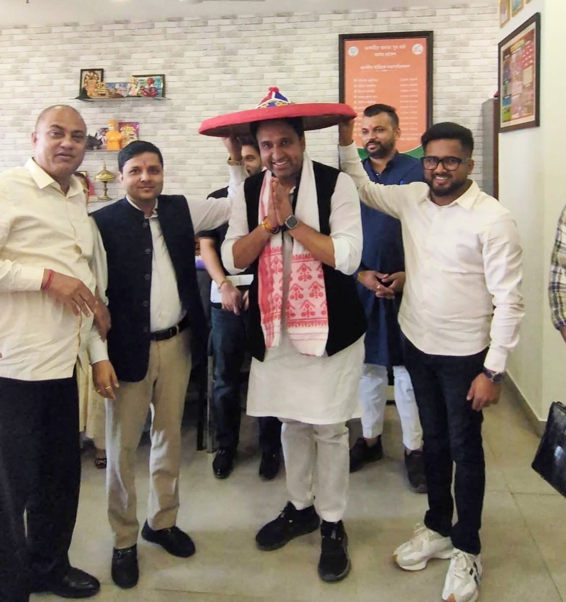 भारतीय जनता पार्टी, असम प्रदेश के प्रदेश कार्यालय 'अटल बिहारी बाजपेयी भवन' में BJP राष्ट्रीय मंत्री व माननीय सांसद श्री कामाख्या प्रसाद तासा जी, BJP के प्रदेश महामंत्री एवं प्रदेश युवा मोर्चा प्रभारी श्री अनुप बरमान जी, BJP प्रदेश सचिव श्री लक्शी कोणवर जी, भारतीय जनता युवा